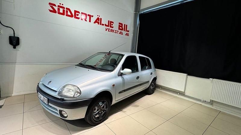 Ljusgrå Begagnad 2000 Renault Clio II Halvkombi | 29 900 kr (Marknadspris) - Bild 1/4