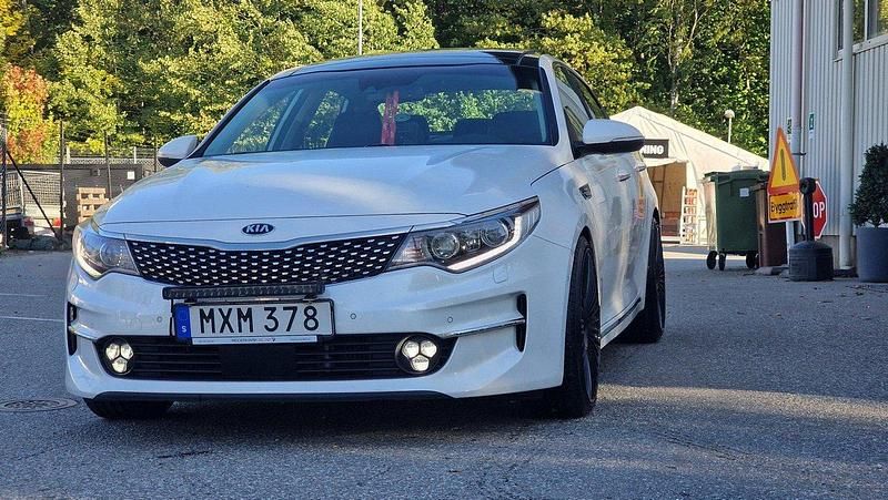 Vit Begagnad 2016 Kia Optima Launch Edition Sedan | 180 000 kr (Marknadspris) - Bild 1/4