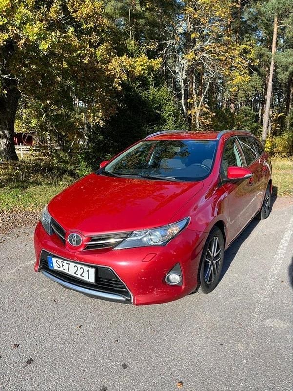 Röd Begagnad 2015 Toyota Auris Touring Sports Edition Kombi | 70 000 kr (Marknadspris) - Bild 1/4