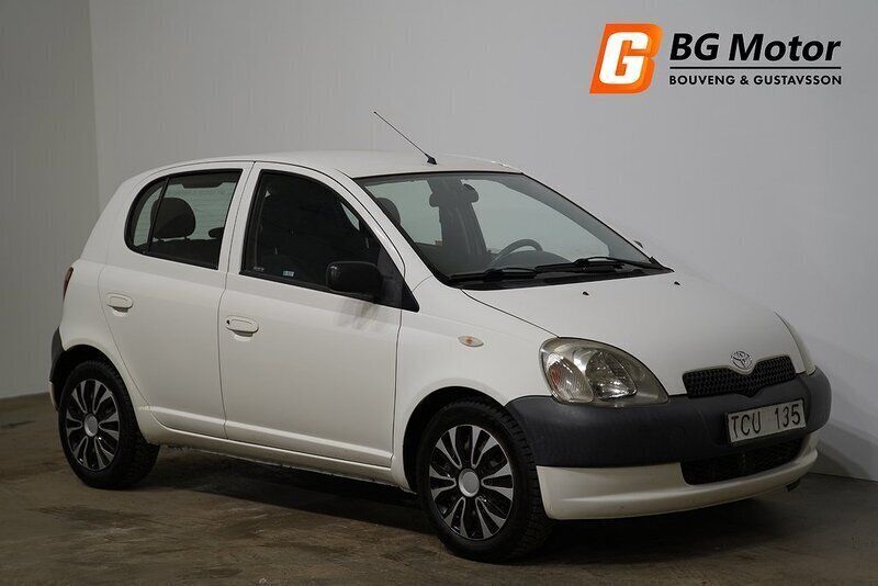 Vit Begagnad 2001 Toyota Yaris Halvkombi | 29 900 kr (Lite dyr) - Bild 1/3