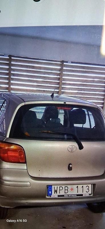 Grå Begagnad 2005 Toyota Yaris Halvkombi | 33 000 kr (Marknadspris) - Bild 1/3