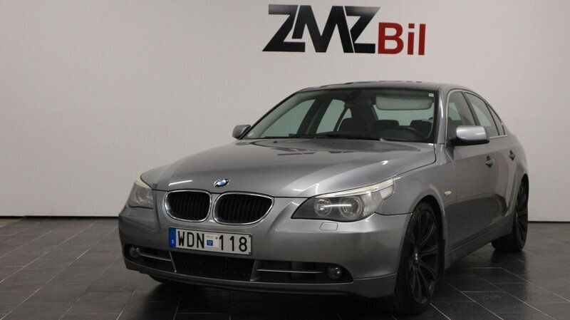 Ljusgrå Begagnad 2004 BMW 525 Sport Line Sedan | 84 900 kr (Dyr) - Bild 1/4
