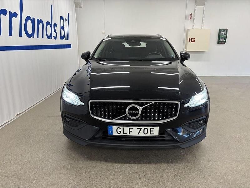 Svart Begagnad 2020 Volvo V60 CC Kombi | 305 900 kr (Marknadspris) - Bild 1/4