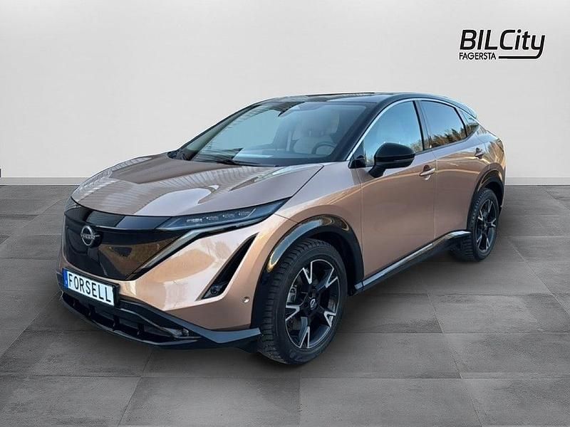 Ljusbrun (brun) Begagnad 2022 Nissan Ariya Evolve SUV | 399 900 kr (Marknadspris) - Bild 1/4