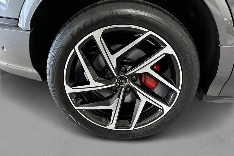 Begagnad Audi SQ6 e-tron Sport 380 kW (517 HK) 2024 Daytonagrå pärleffekt SUV