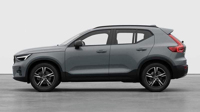 Grå Ny 2025 Volvo XC40 Plus SUV | 486 700 kr (Marknadspris) - Bild 1/4
