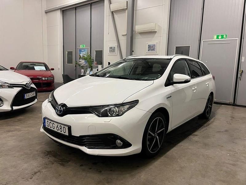 Begagnad Toyota Auris Touring Sports Edition 136 HK (100 kW) 2018 Vit Kombi