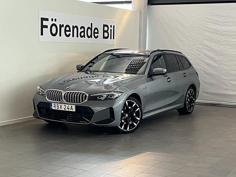 Grå Begagnad 2025 BMW 330e M Sport Kombi | 499 000 kr (Superpris) - Bild 1/4