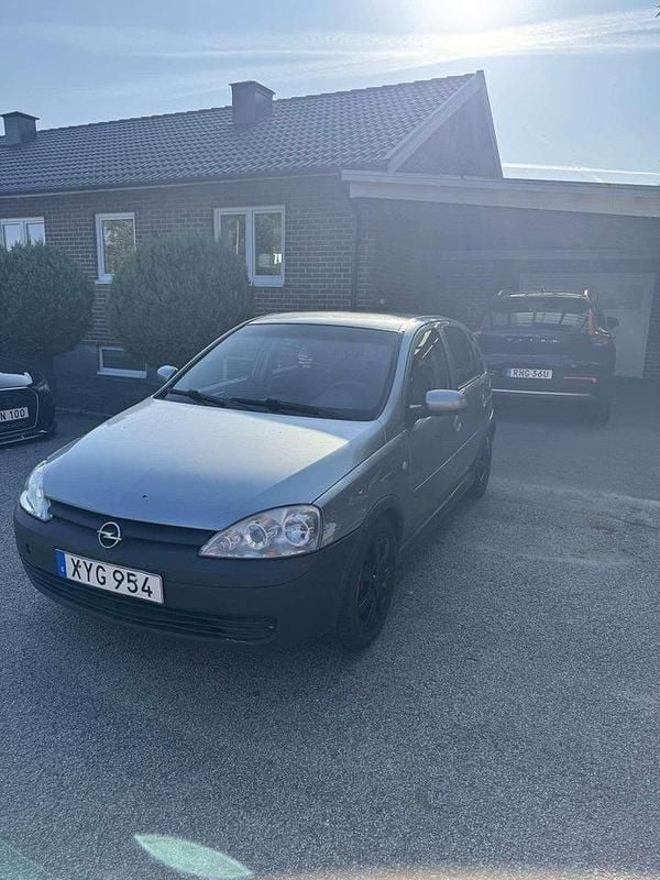 Grå Begagnad 2006 Opel Corsa Halvkombi | 16 550 kr (Lite dyr) - Bild 1/4