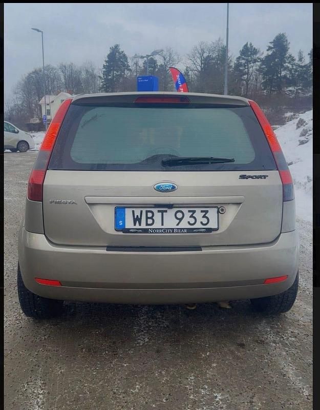 Begagnad Ford Fiesta 100 HK (73 kW) 2004 Halvkombi