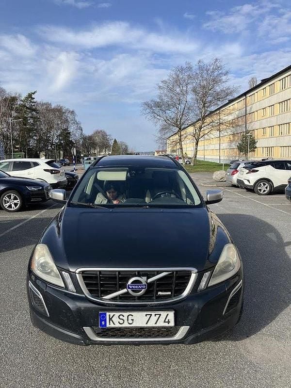 Grå Begagnad 2011 Volvo XC60 R-Design SUV | 85 000 kr (Superpris) - Bild 1/4