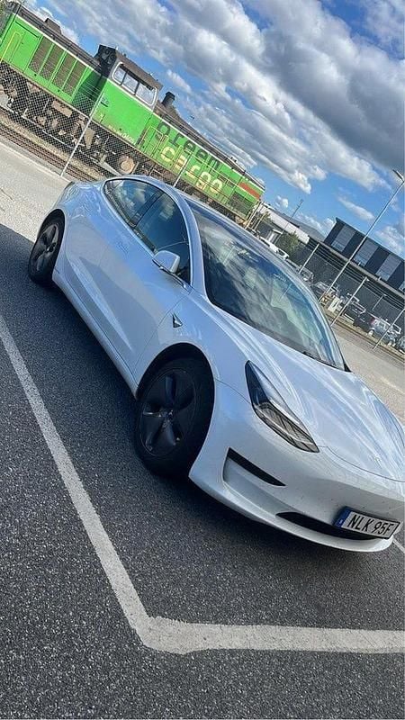 Vit Begagnad 2020 Tesla Model 3 Standard Range Plus Sedan | 229 000 kr (Bra pris) - Bild 1/4