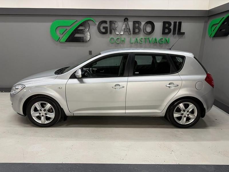 Begagnad Kia Ceed EX 122 HK (89 kW) 2007 Silver Halvkombi