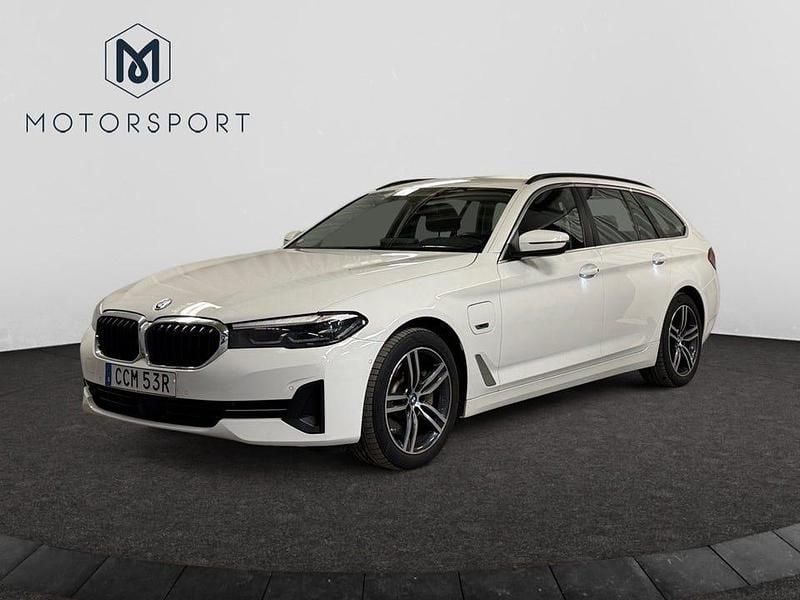 Vit Begagnad 2022 BMW 530 Kombi | 299 900 kr - Bild 1/4