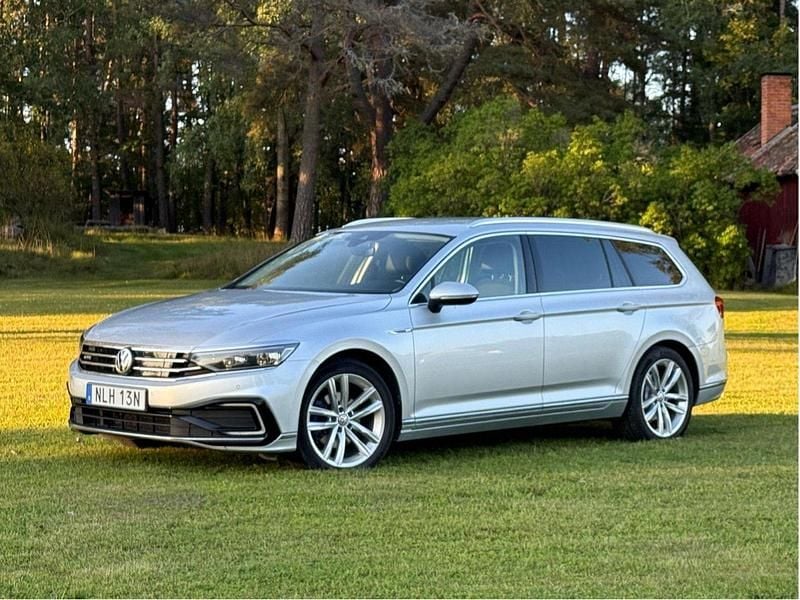 Silver Begagnad 2020 VW Passat Executive Kombi | 205 000 kr (Marknadspris) - Bild 1/4