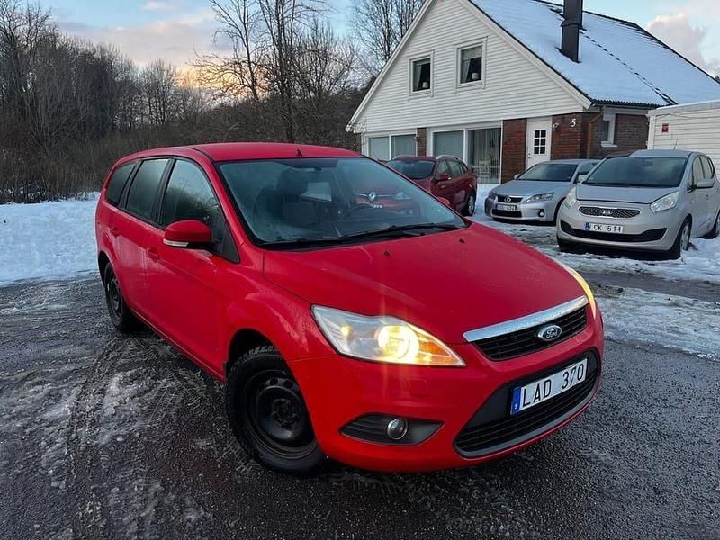 Begagnad Ford Focus Platinum 90 HK (66 kW) 2011 Röd Kombi