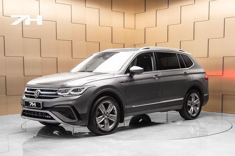 Grå Begagnad 2023 VW Tiguan Allspace Elegance SUV | 419 900 kr (Marknadspris) - Bild 1/4