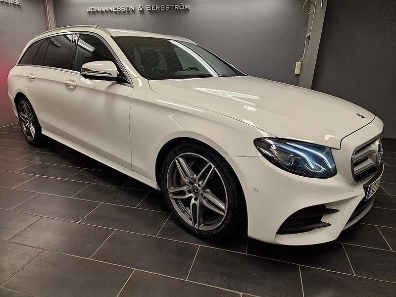 Grå (vit) Begagnad 2018 Mercedes E200 AMG Kombi | 209 000 kr (Superpris) - Bild 1/4