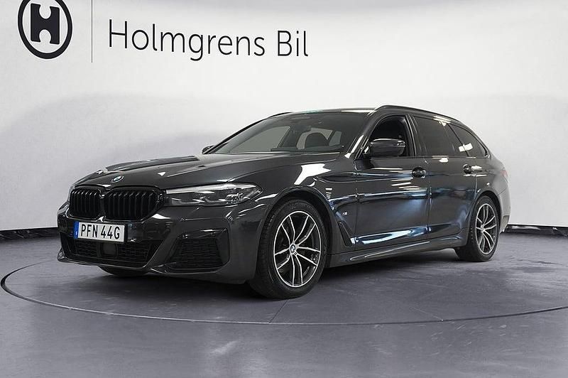 Sophistogrå metallic Begagnad 2021 BMW 520 M Sport Kombi | 429 800 kr (Dyr) - Bild 1/4