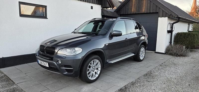 Grå Begagnad 2011 BMW X5 Sport Line SUV | 114 000 kr (Marknadspris) - Bild 1/4