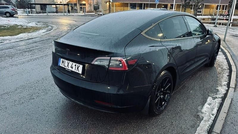 Begagnad Tesla Model 3 Standard Range Plus 239 kW (325 HK) 2019 Sedan