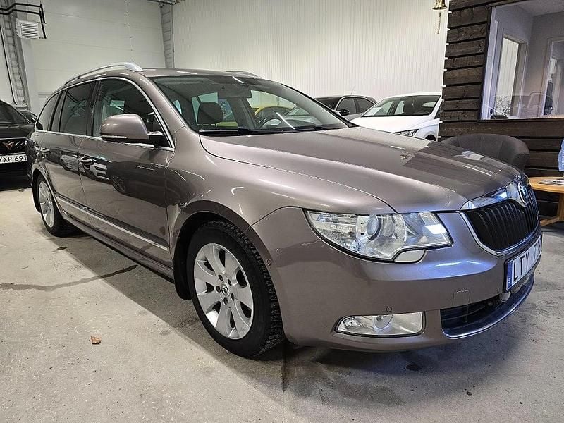 Begagnad Skoda Superb Elegance 105 HK (77 kW) 2011 Brun metallic Kombi