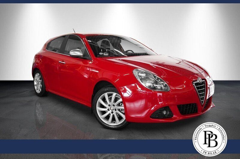 Röd Begagnad 2011 Alfa Romeo Giulietta Distinctive Halvkombi | 62 900 kr (Lite dyr) - Bild 1/3