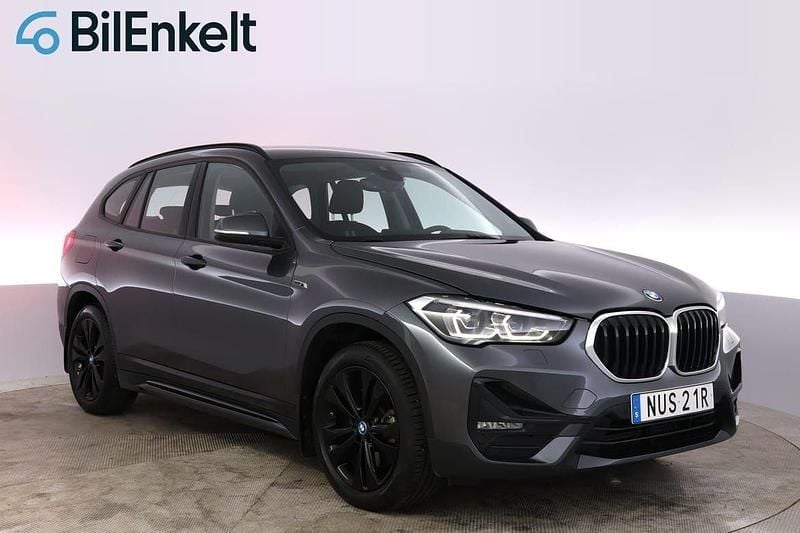 Grå Begagnad 2022 BMW X1 Sport Line SUV | 334 900 kr (Marknadspris) - Bild 1/4