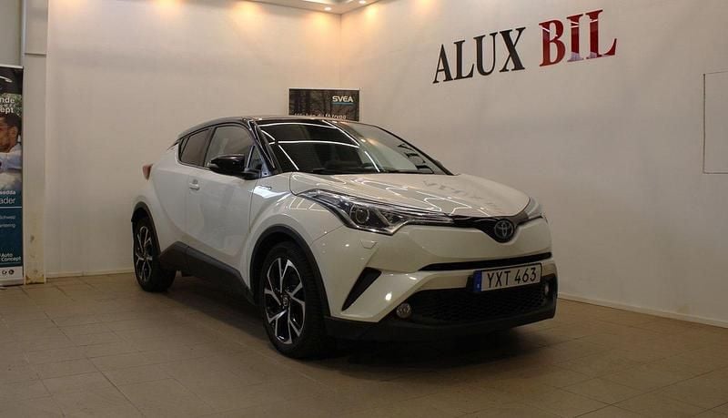Vit Begagnad 2019 Toyota C-HR+ Edition SUV | 225 000 kr (Marknadspris) - Bild 1/4