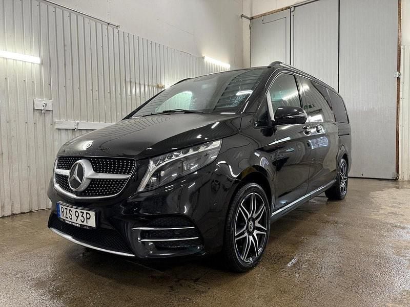 Svart Begagnad 2023 Mercedes V250 AMG Minibuss | 649 900 kr (Dyr) - Bild 1/4