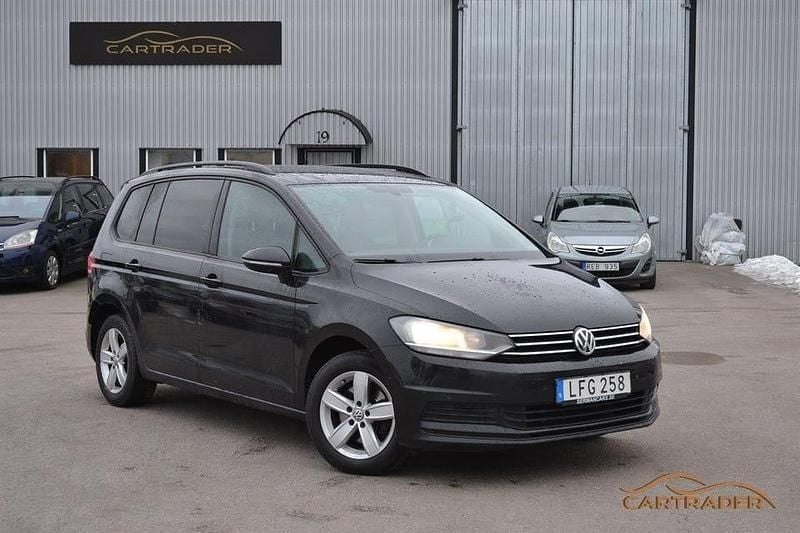 Svart Begagnad 2016 VW Touran Minibuss | 99 900 kr - Bild 1/4