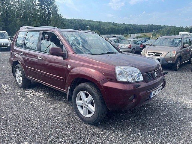 Mörkröd Begagnad 2004 Nissan X-Trail SUV | 11 900 kr (Bra pris) - Bild 1/4