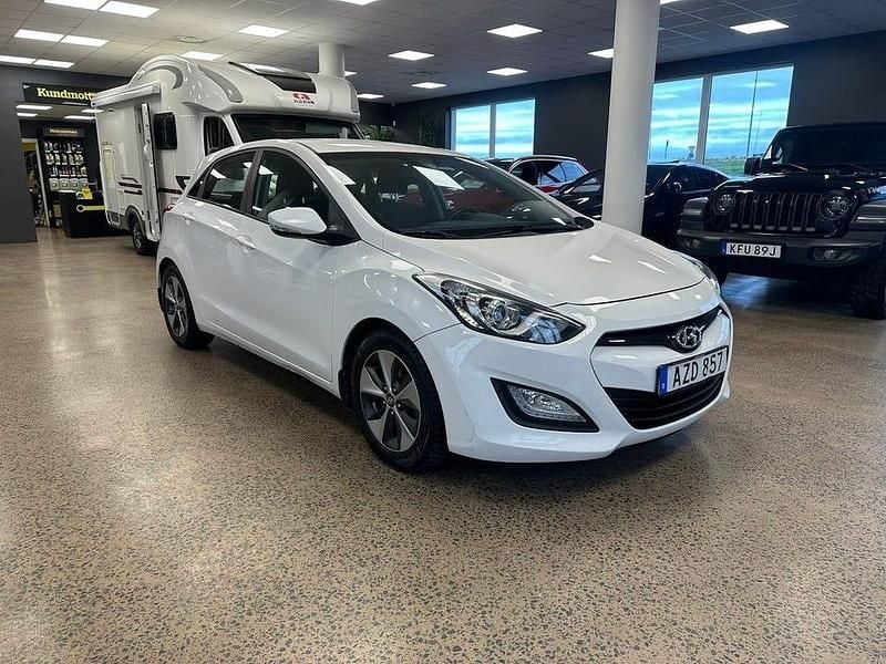 Vit Begagnad 2014 Hyundai i30 Halvkombi | 109 900 kr (Marknadspris) - Bild 1/4