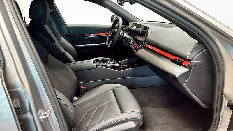 Begagnad BMW 530 Shadowline 299 HK (219 kW) 2025 Grå Kombi