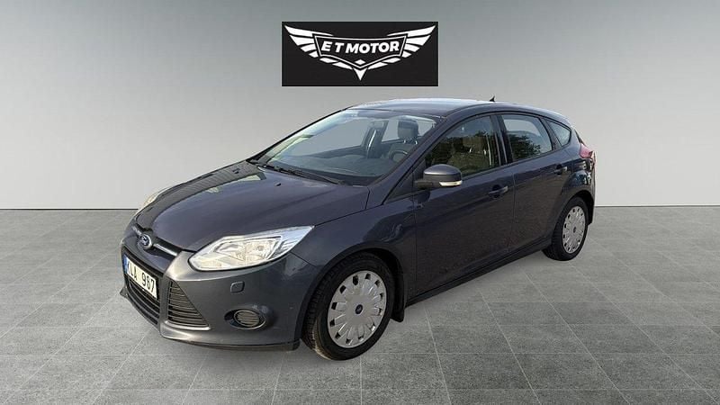 Grå Begagnad 2013 Ford Focus Trend Halvkombi | 39 900 kr (Bra pris) - Bild 1/4