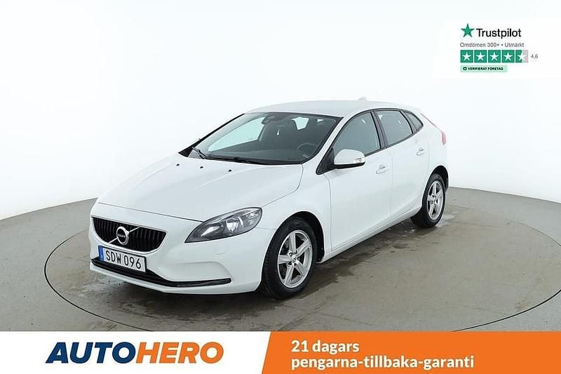 Vit Begagnad 2017 Volvo V40 Kinetic Halvkombi | 132 000 kr (Marknadspris) - Bild 1/4