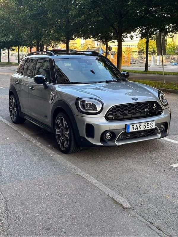 Grå Begagnad 2023 Mini Cooper Countryman Premium Plus SUV | 319 000 kr (Marknadspris) - Bild 1/4