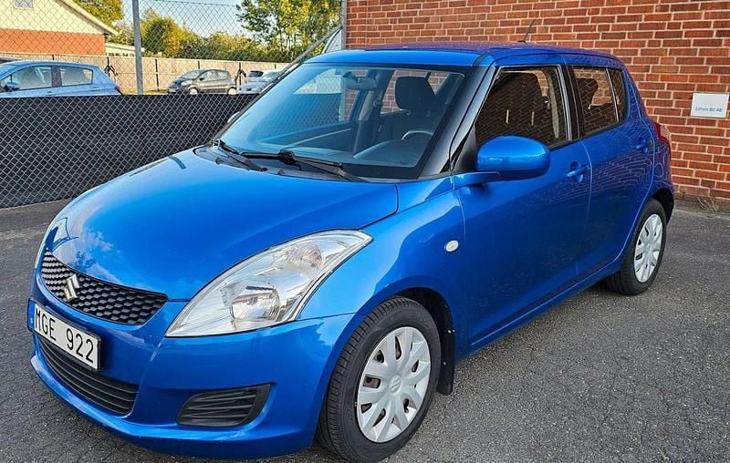 Blå Begagnad 2012 Suzuki Swift Halvkombi | 79 900 kr (Lite dyr) - Bild 1/4
