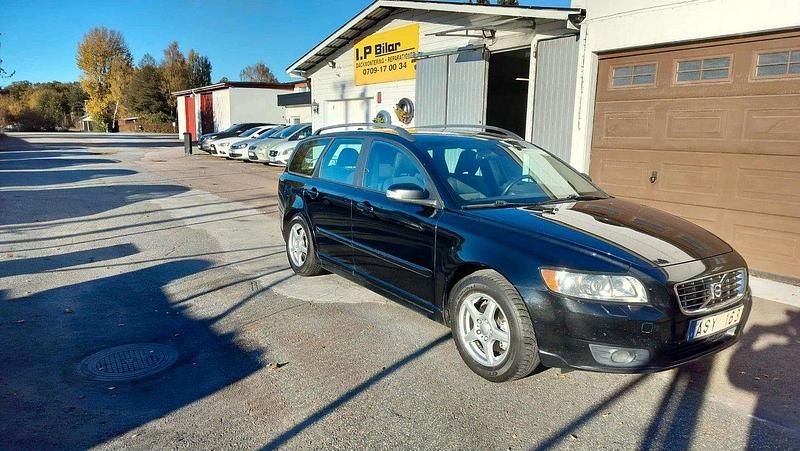 Svart Begagnad 2009 Volvo V50 Momentum Kombi | 23 000 kr (Dyr) - Bild 1/4