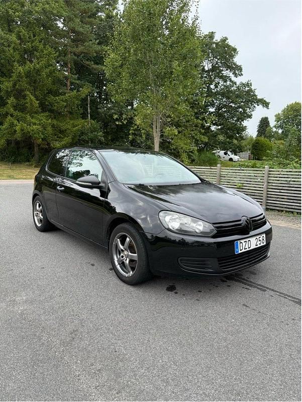 Svart Begagnad 2010 VW Golf VI Trendline Halvkombi | 38 000 kr (Marknadspris) - Bild 1/4