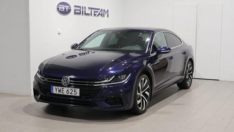 Mörkblå Begagnad 2017 VW Arteon GT Halvkombi | 229 900 kr (Lite dyr) - Bild 1/4