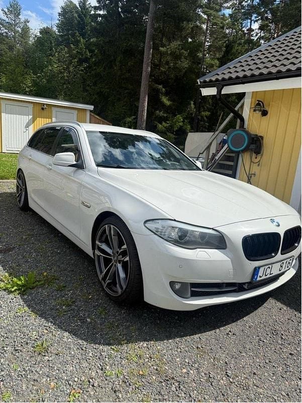 Vit Begagnad 2011 BMW 520 Kombi | 79 000 kr (Dyr) - Bild 1/4