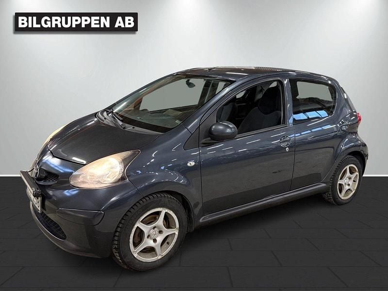 Mörkgrå (grå) Begagnad 2007 Toyota Aygo Halvkombi | 24 900 kr (Marknadspris) - Bild 1/4