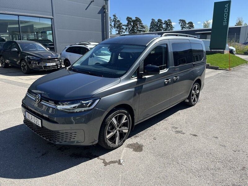 Grå (indiumgrå metallic) Begagnad 2024 VW Caddy Maxi Life Life Minibuss | 469 000 kr - Bild 1/4