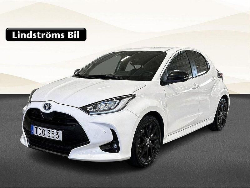 Vit Begagnad 2022 Toyota Yaris Hybrid Style Halvkombi | 224 900 kr (Marknadspris) - Bild 1/3