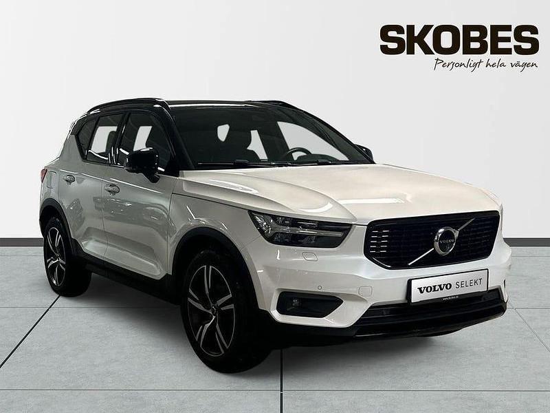 Vit Begagnad 2020 Volvo XC40 R-Design SUV | 289 600 kr (Marknadspris) - Bild 1/3