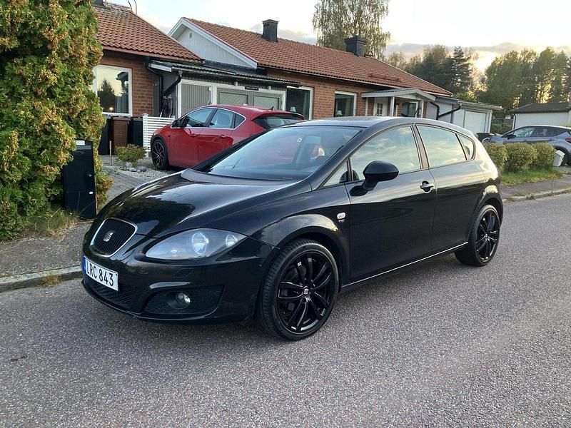 Svart Begagnad 2012 Seat Leon Style Halvkombi | 60 000 kr (Marknadspris) - Bild 1/4