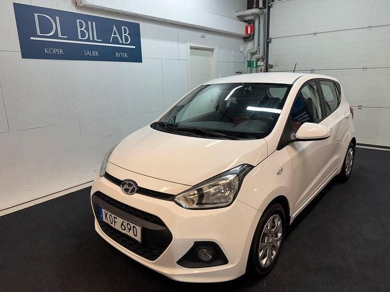 Vit Begagnad 2015 Hyundai i10 Halvkombi | 74 900 kr (Marknadspris) - Bild 1/3