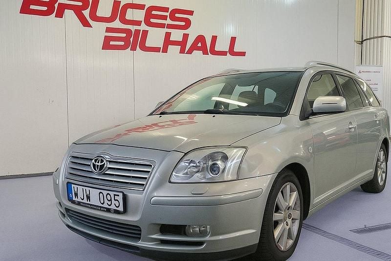 Ljusgrön Begagnad 2004 Toyota Avensis Kombi | 33 900 kr (Marknadspris) - Bild 1/4