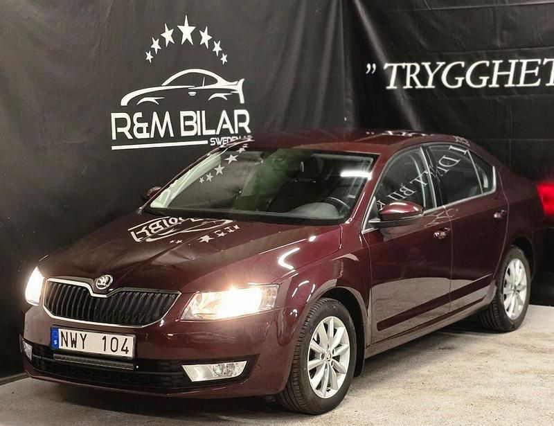 Mörkröd Begagnad 2013 Skoda Octavia Halvkombi | 99 800 kr (Marknadspris) - Bild 1/4